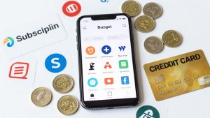 Smartphone com aplicativos de controle de assinaturas e finanças.