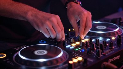 DJ mezclando música en equipo profesional.