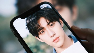 Celular exibindo foto profissional editada com aplicativo.