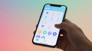 Celular com aplicativos de organização na tela.