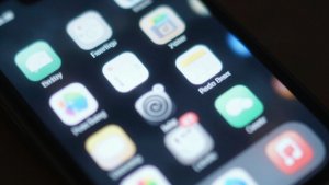 Tela de celular com ícones de aplicativos escondidos.