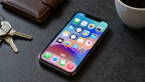 Smartphone com ícones de aplicativos coloridos e objetos do dia a dia.