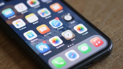 Tela de celular com ícones de aplicativos coloridos.